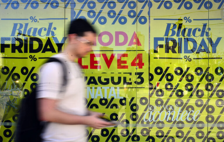 Consumidores buscam as ofertas da Black Friday