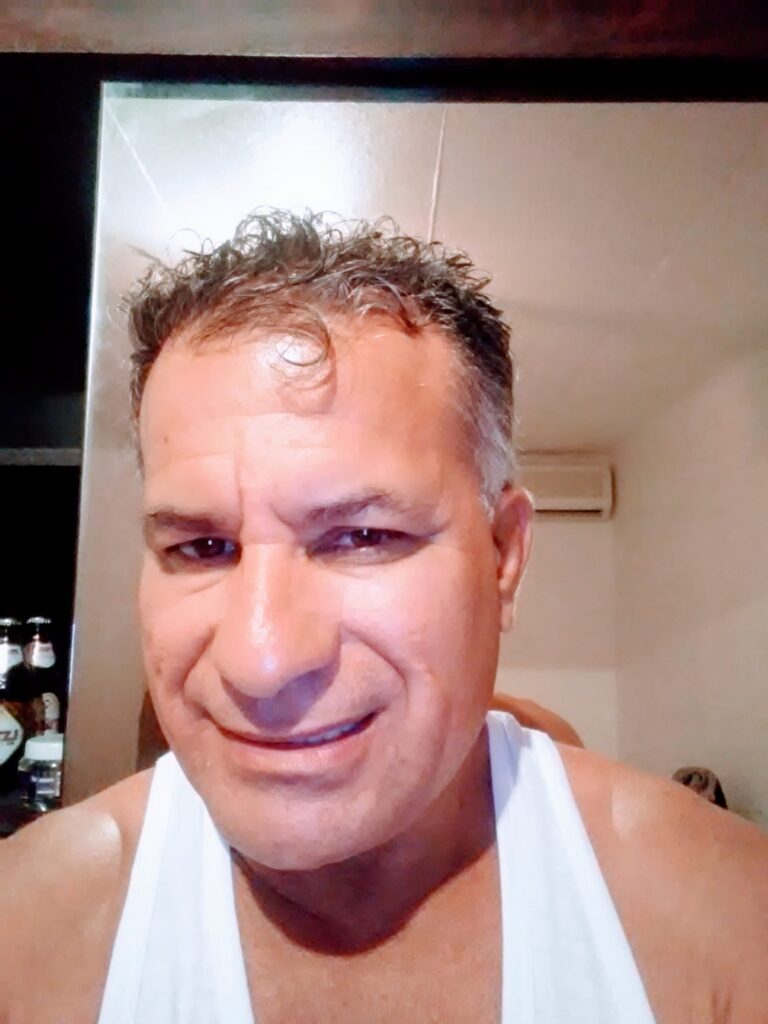 Trabalhador de empresa de Jacareí e morador de São José dos Campos pede ajuda ao apresentador da 012 News, Tony Bleid, para voltar ao Brasil