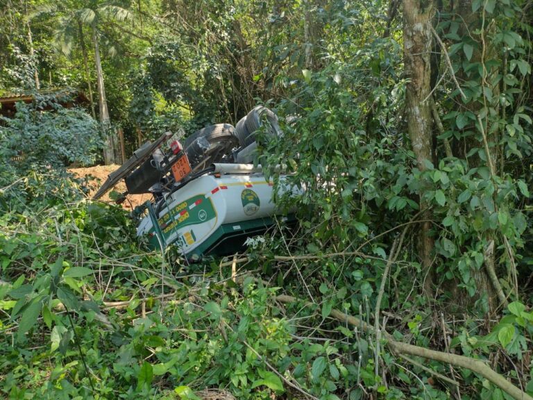 Caminhão tomba na Rio-Santos, em São Sebastião, e provoca grande vazamento de óleo diesel