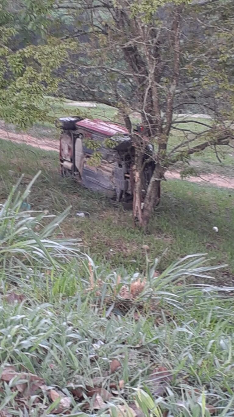Carro cai de barranco de 20 metros, no Banhado, em São José dos Campos