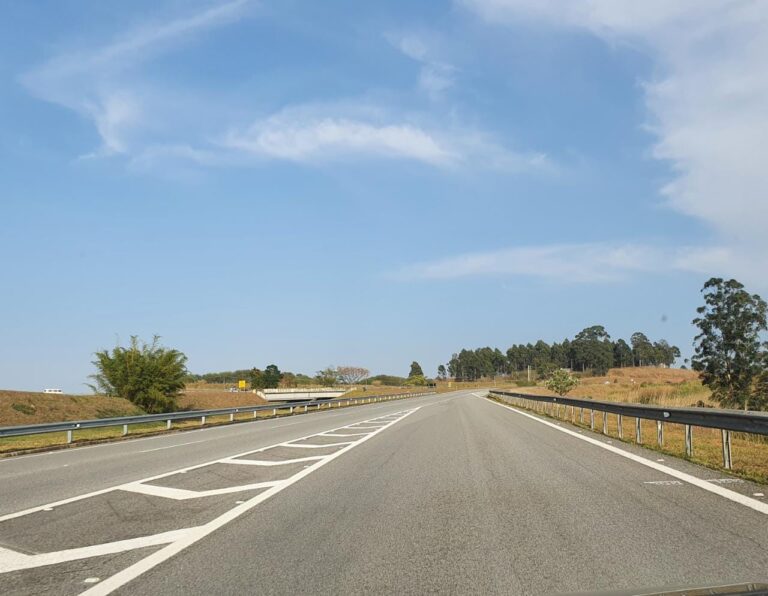 eve uma ocorrência ontem no km 11,3 da Tamoios, sentido São José dos Campos. Foi por volta das 23h44, um veículo pela faixa da esquerda atropelou um bovino e na faixa da direita outro veículo atropelou 2. Uma vítima leve foi levada ao hospital municipal de São José dos Campos