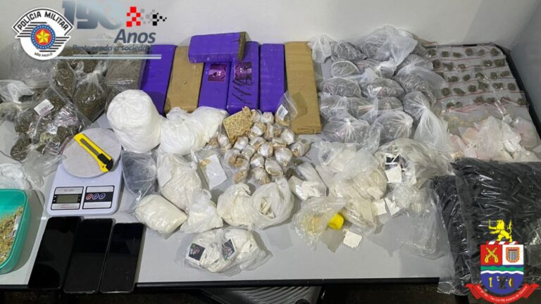 Mulher tenta subornar PMs com drogas em Jacareí. Policiais encontram 10 kg de entorpecentes na casa dela