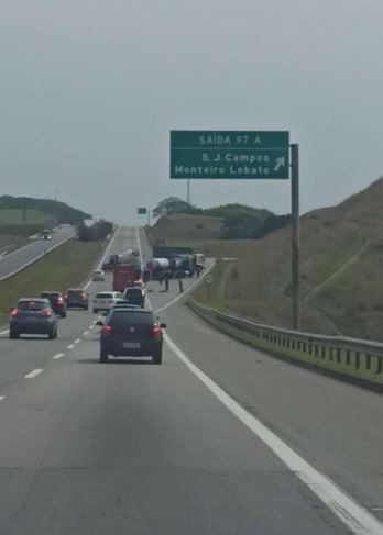 Rodovia é bloqueada em São José dos Campos devido a denúncia infundada de empresa que aluga caçambas