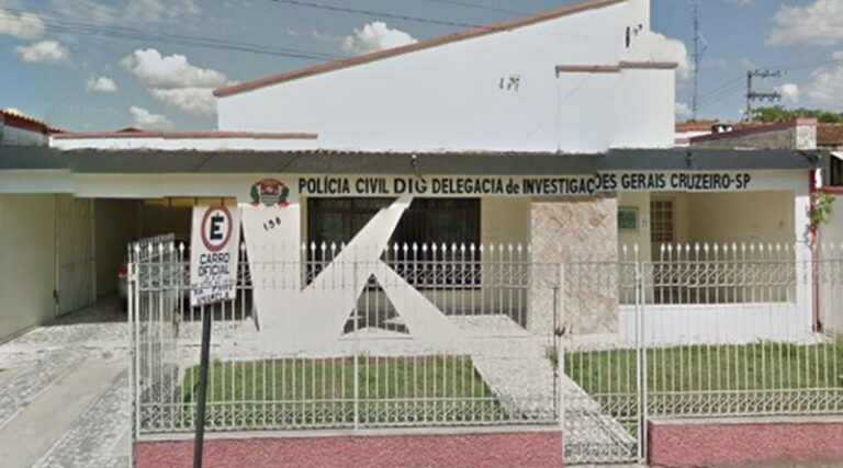 Um homem, de 35 anos, foi baleado na noite de segunda-feira (13), na área rural de Cruzeiro. Policiais foram acionados ao Pronto Socorro da Santa Casa local, onde a vítima apresentou várias versões conflitantes sobre o ocorrido. A vítima alegou que estava em casa quando foi chamado por um indivíduo desconhecido para consertar um veículo que estava na rua 9, quando teria passado um carro desconhecido e efetuado disparo em sua direção e da pessoa que foi lhe chamar para consertar o carro. O caso foi registrado como tentativa de homicídio no plantão de Cruzeiro e encaminhado para a DIG para esclarecimento dos fatos.