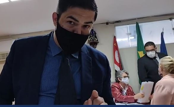 Vereador é agredido por presidente da Câmara de Aparecida