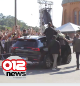 Chinelo é jogado contra Bolsonaro em Aparecida