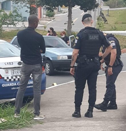 Criminoso atira contra GCM's, que revidam e prendem dois homens em São José dos Campos