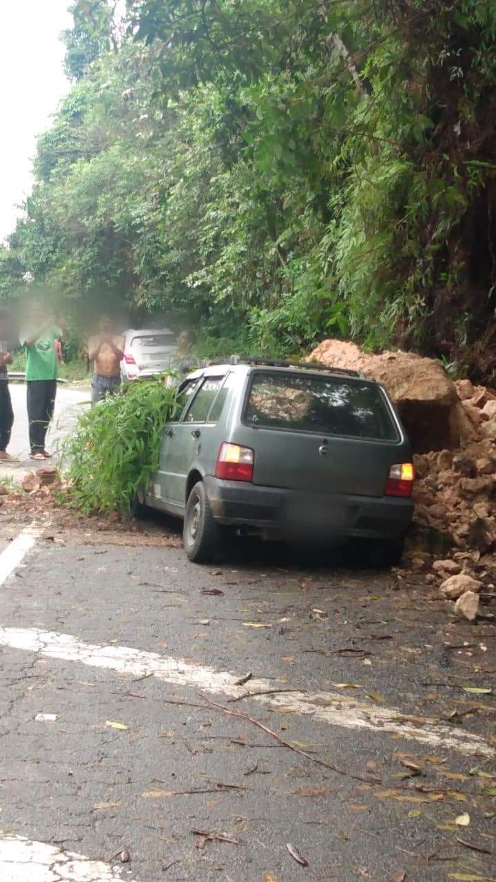 Deslizamento de terra atinge carro na Rio-Santos. Não houve feridos