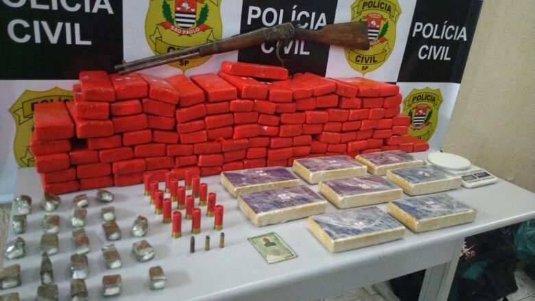 Polícia Civil de Guaratinguetá apreende 111 tijolos de drogas em casa de Lorena