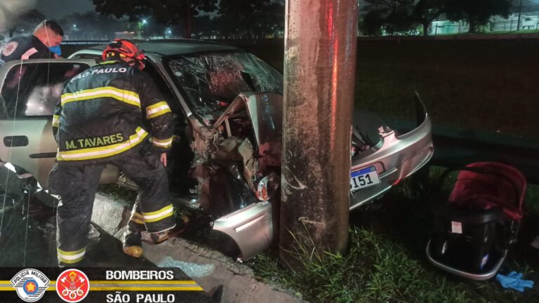 Homem fica preso nas ferragens em acidente com carro em São José dos Campos