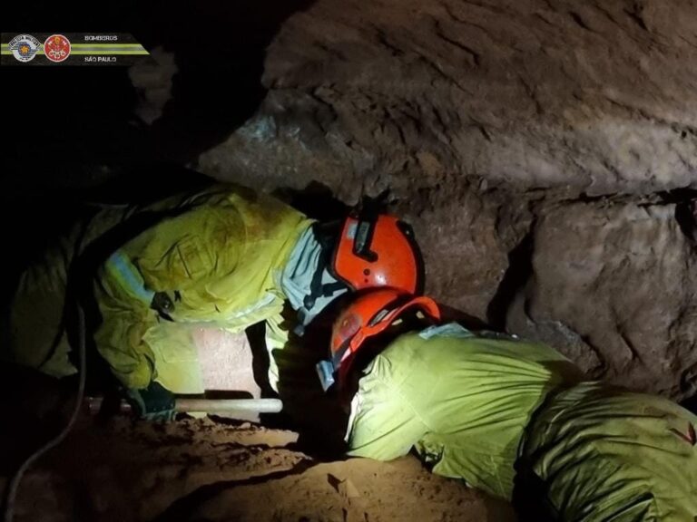 Caverna desaba em Altinópolis e deixa bombeiros civis soterrados