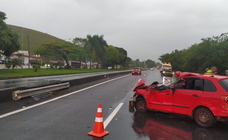 Irmãos sofrem acidente na Via Dutra em Queluz. Um morre e outro fica ferido