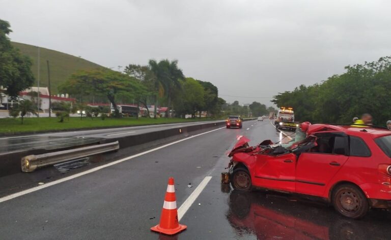 Irmãos sofrem acidente na Via Dutra em Queluz. Um morre e outro fica ferido