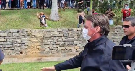 Bolsonaro chega de máscara a Aparecida e faz uma das leituras da missa das 14h