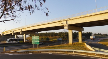 Mulher morre atropelada por carreta na Via Dutra e motorista foge
