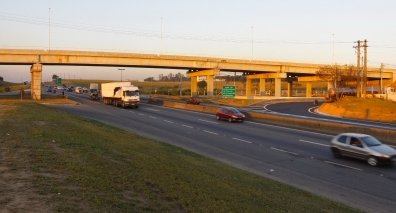 Mulher morre atropelada por carreta na Via Dutra e motorista foge