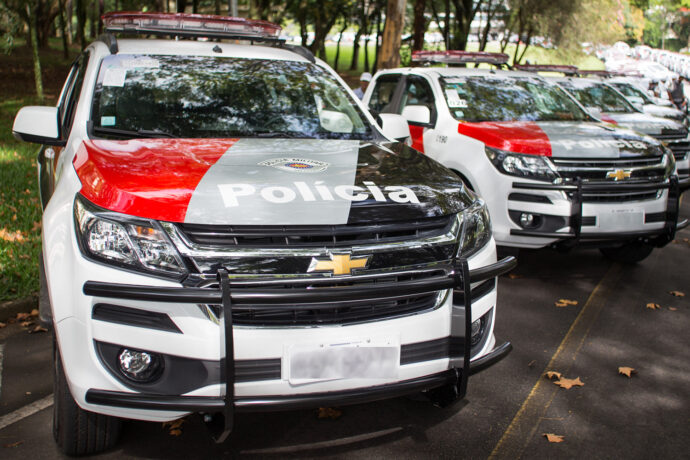 PM usa bombas de gás para dispersar fluxo no centro de Ubatuba