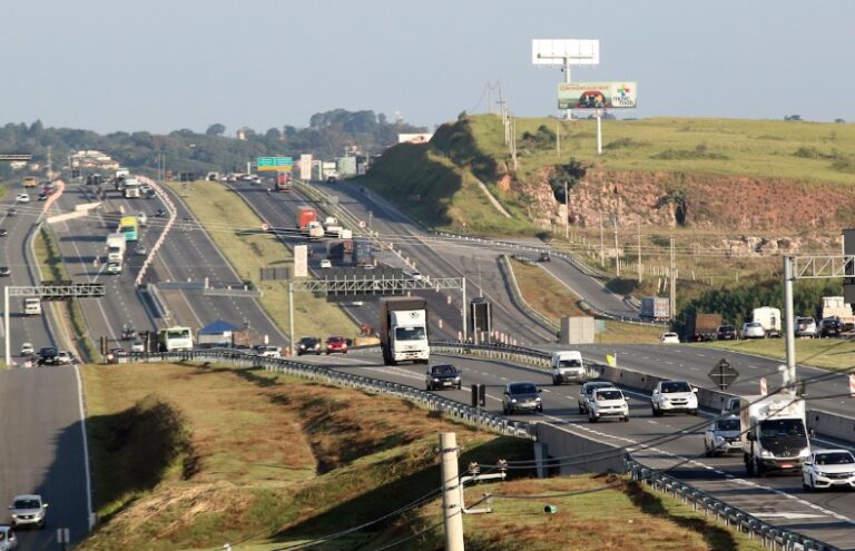Acidente com carroceria no acostamento deixa caminhoneiro morto na rodovia Dom Pedro I em Jacareí