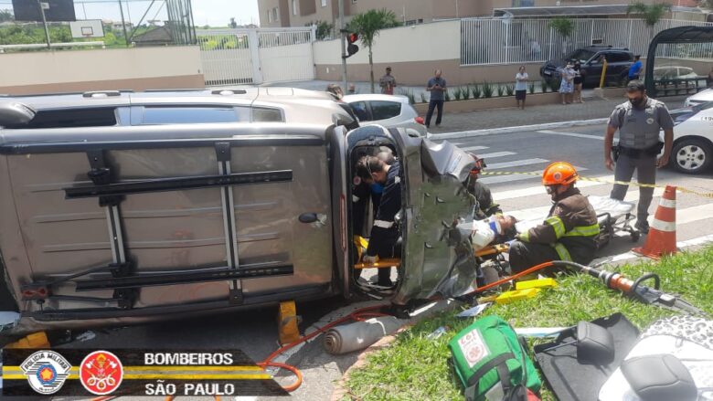 Tombamento de veículo mobiliza equipes dos Bombeiros em São José dos Campos