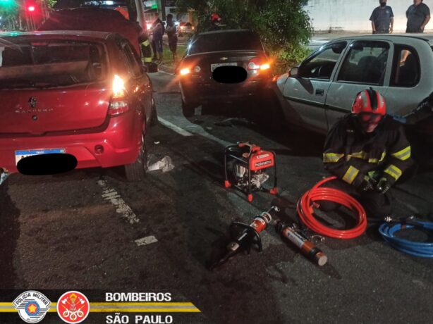 Acidente com quatro carros deixa dois feridos em São José dos Campos