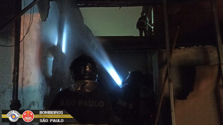 Incêndio atinge adega em Jacareí e Bombeiros controlam o incêndio após uma hora