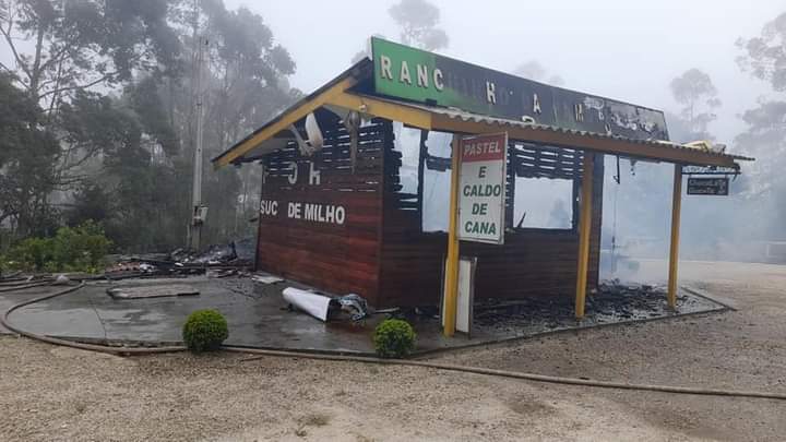 Ladrão tenta furtar quiosque, que explode, na estrada de Campos do Jordão