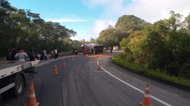Tombamento de ônibus deixa 5 mortos e 48 feridos na rodovia Oswaldo Cruz