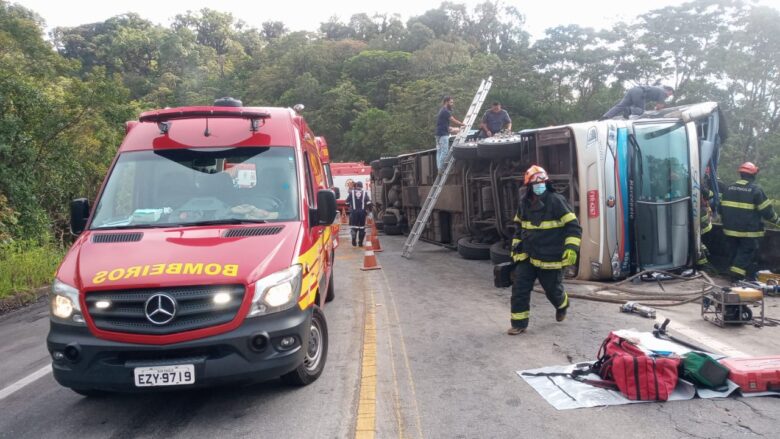 Tombamento de ônibus deixa 5 mortos e 48 feridos na rodovia Oswaldo Cruz