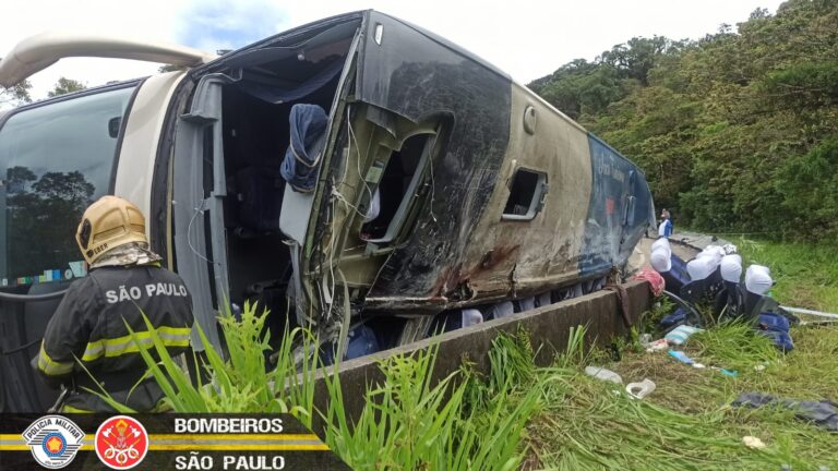 34 vítimas do tombamento do ônibus são atendidas na Santa Casa de Ubatuba e uma morre