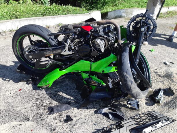 Motociclista se choca contra carro e morre na Rio-Santos em Ubatuba