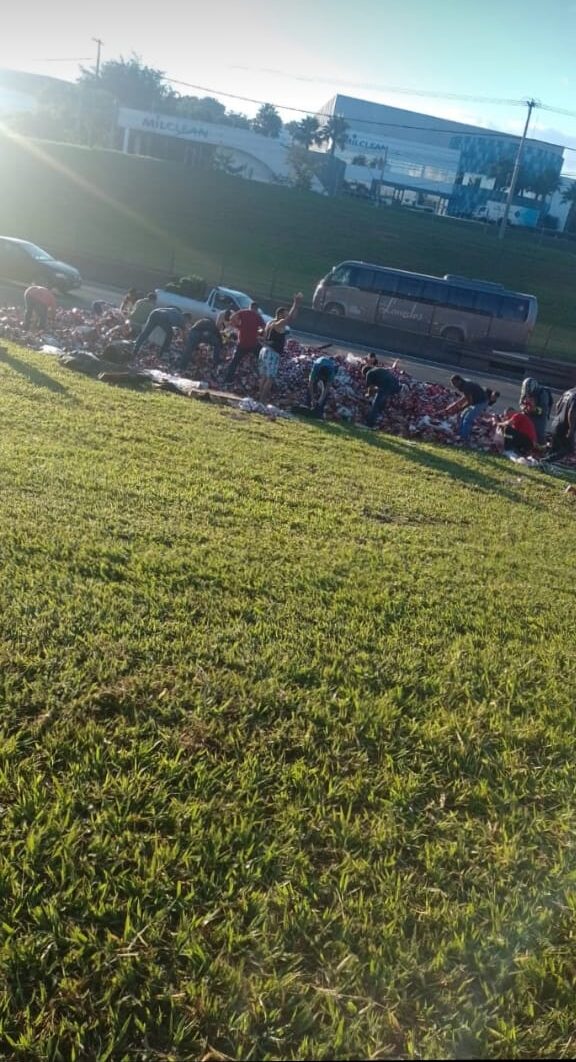 Acidente com três caminhões derrama carga de cerveja na pista e interdita Via Dutra em Taubaté