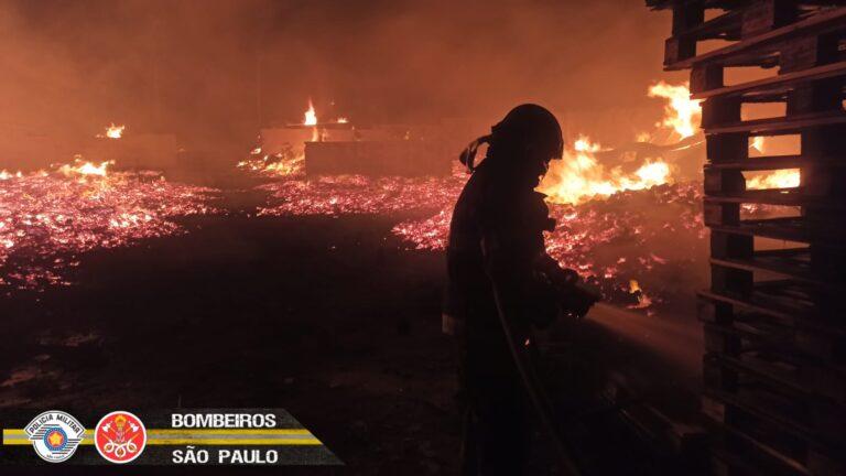Depois de seis horas, Bombeiros controlam incêndio em depósito de paletes em Caçapava