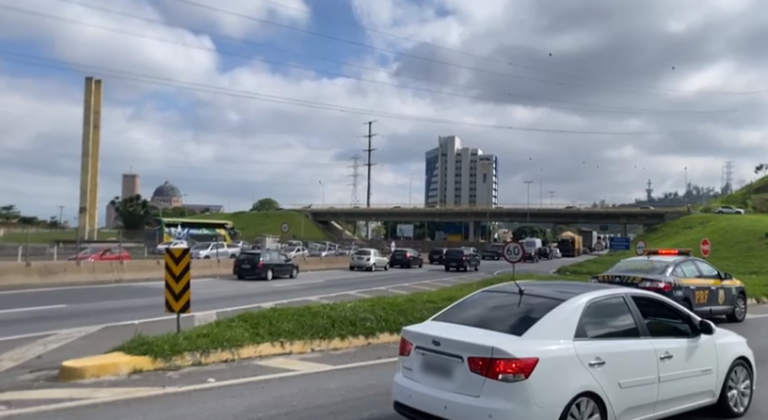 Fiéis lotam Basílica de Aparecida e lentidão na Via Dutra chega a 15 km