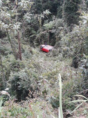Carro despenca 200 metros em Ribanceira em Campos do Jordão.