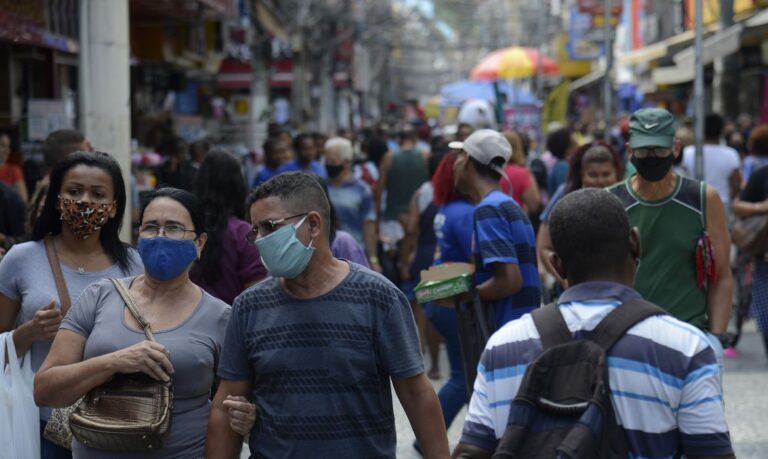 Governo de São Paulo libera o uso de máscaras em lugares abertos