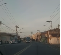 Motorista sem habilitação se choca contra muro em Jacareí