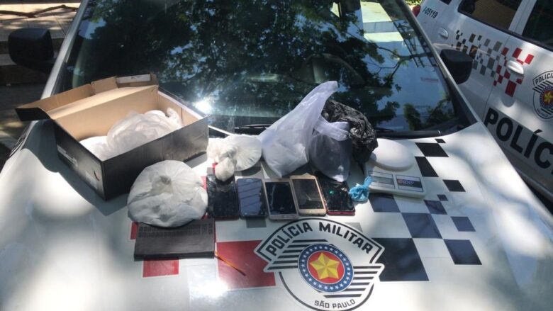 Traficante tenta subornar PMs com R$ 70 mil e policiais apreendem 30 kg de cocaína em Taubaté