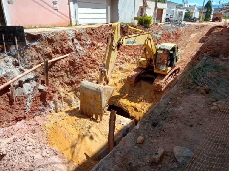 Rua Argentina, em Taubaté, tem novo buraco