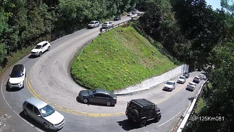 Rodovias têm trânsito intenso no Vale do Paraíba e Litoral Norte