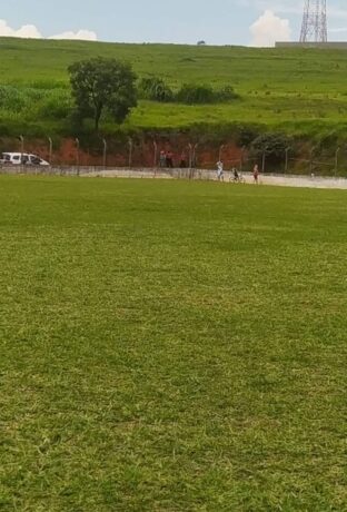 Homem é encontrado morto em campo de futebol de Taubaté