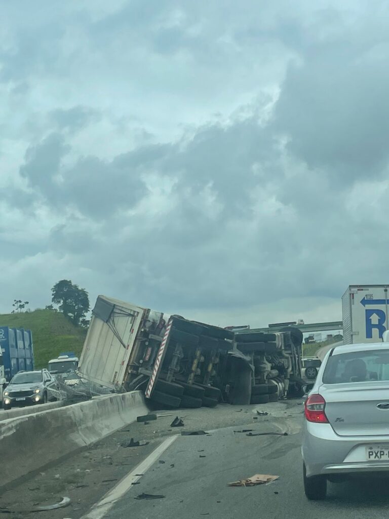 Via Dutra é interditada em Taubaté por tombamento de caminhão