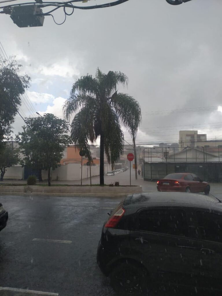 Chuva causa alagamentos e carros ficam cheios d' água em Taubaté