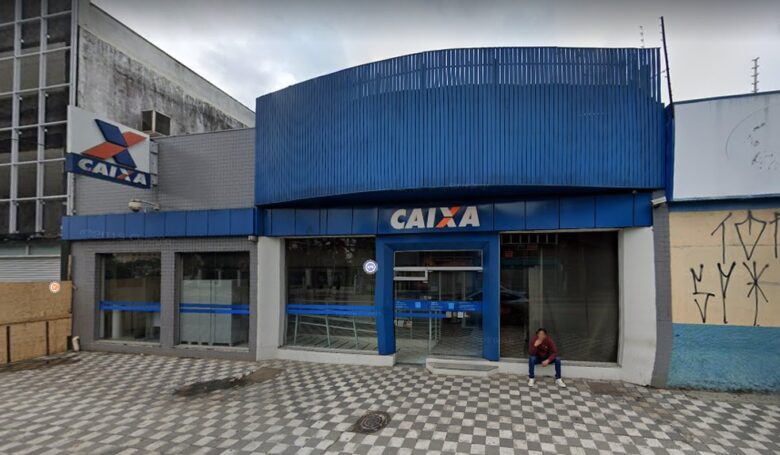 Bandidos arrombam cofre e furtam armas na Caixa em Jacareí