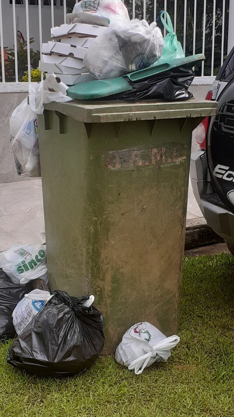 Moradores reclamam do mau cheiro do lixo que se acumula pelas ruas de Ubatuba