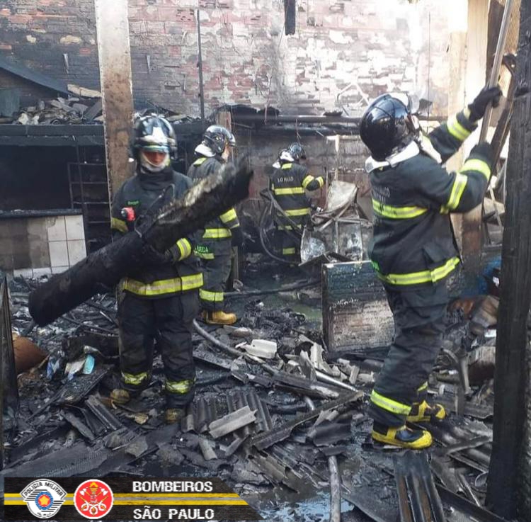 Incêndio em Ilhabela atinge oficina de motos