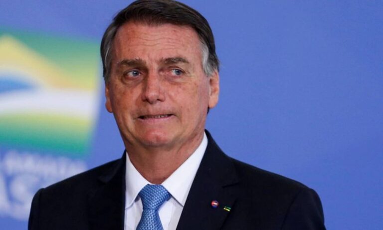 Bolsonaro afirma ter levado multa por andar sem máscara no cemitério de Guaratinguetá
