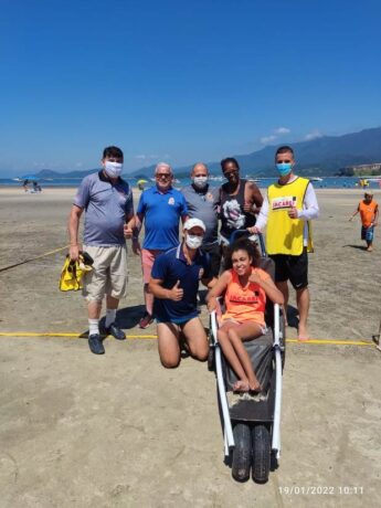 Crianças de projetos sociais de Jacareí viajam para praia em Caraguatatuba