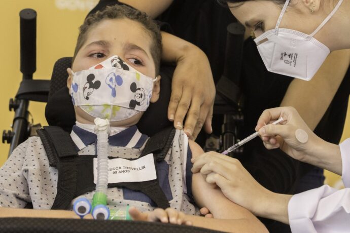 Gianlucca Trevellin, que possui atrofia muscular, é vacinado contra a Covid-19 nesta sexta (14)
