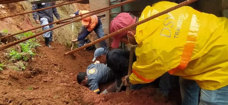 Defesa Civil resgata homem, que estava soterrado por deslizamento de terra em Campos do Jordão
