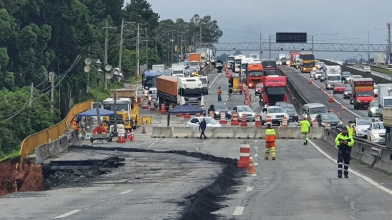Faixa da esquerda da Via Dutra, sentido São Paulo, em Guarulhos é liberada na pista marginal. A liberação da faixa de rolamento no no km 214,5 aconteceu no fim da tarde deste domingo (09/01).